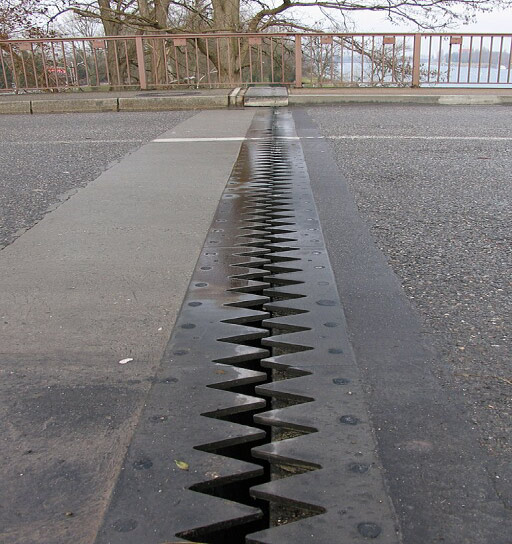 Bridge showing thermal expansion plates